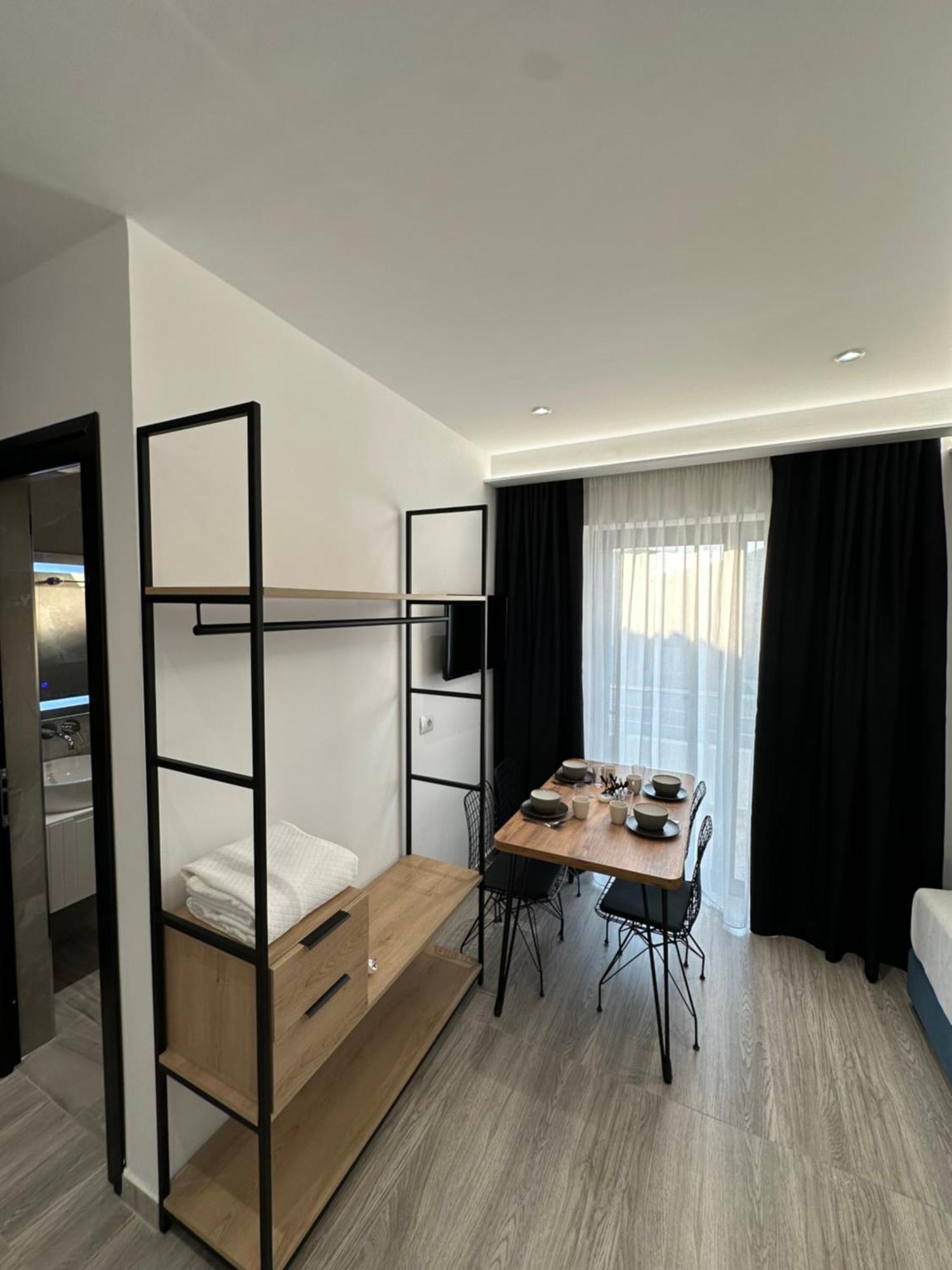 Io'S Apartments Sarande Exterior photo