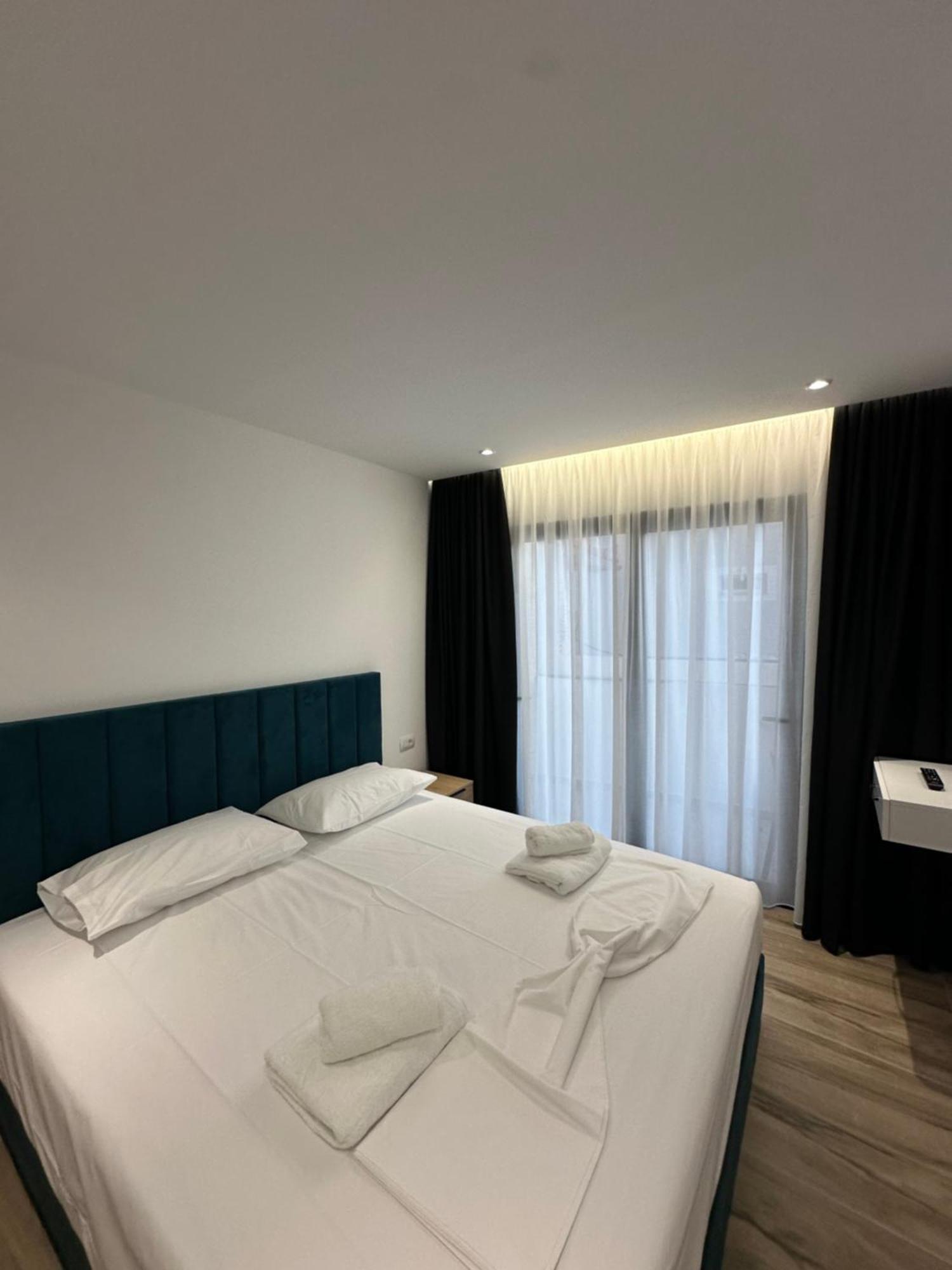 Io'S Apartments Sarande Exterior photo