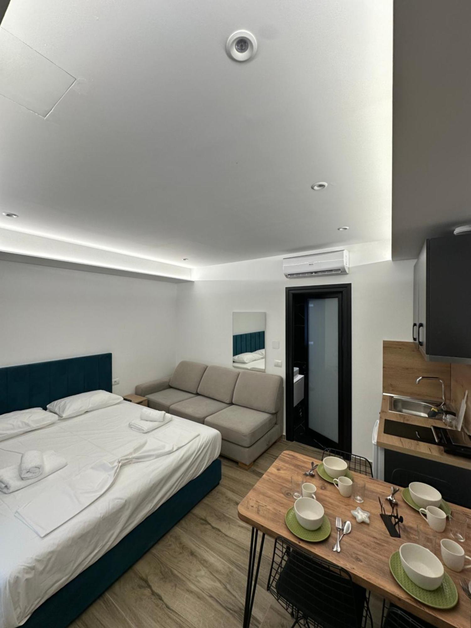 Io'S Apartments Sarande Exterior photo