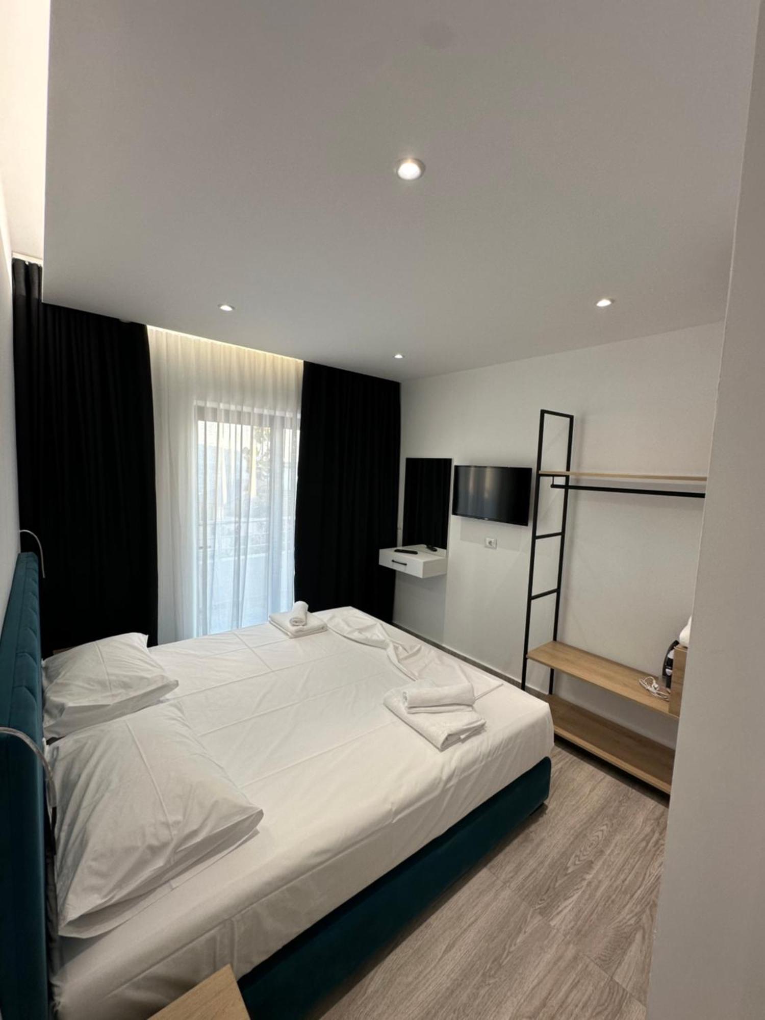 Io'S Apartments Sarande Exterior photo