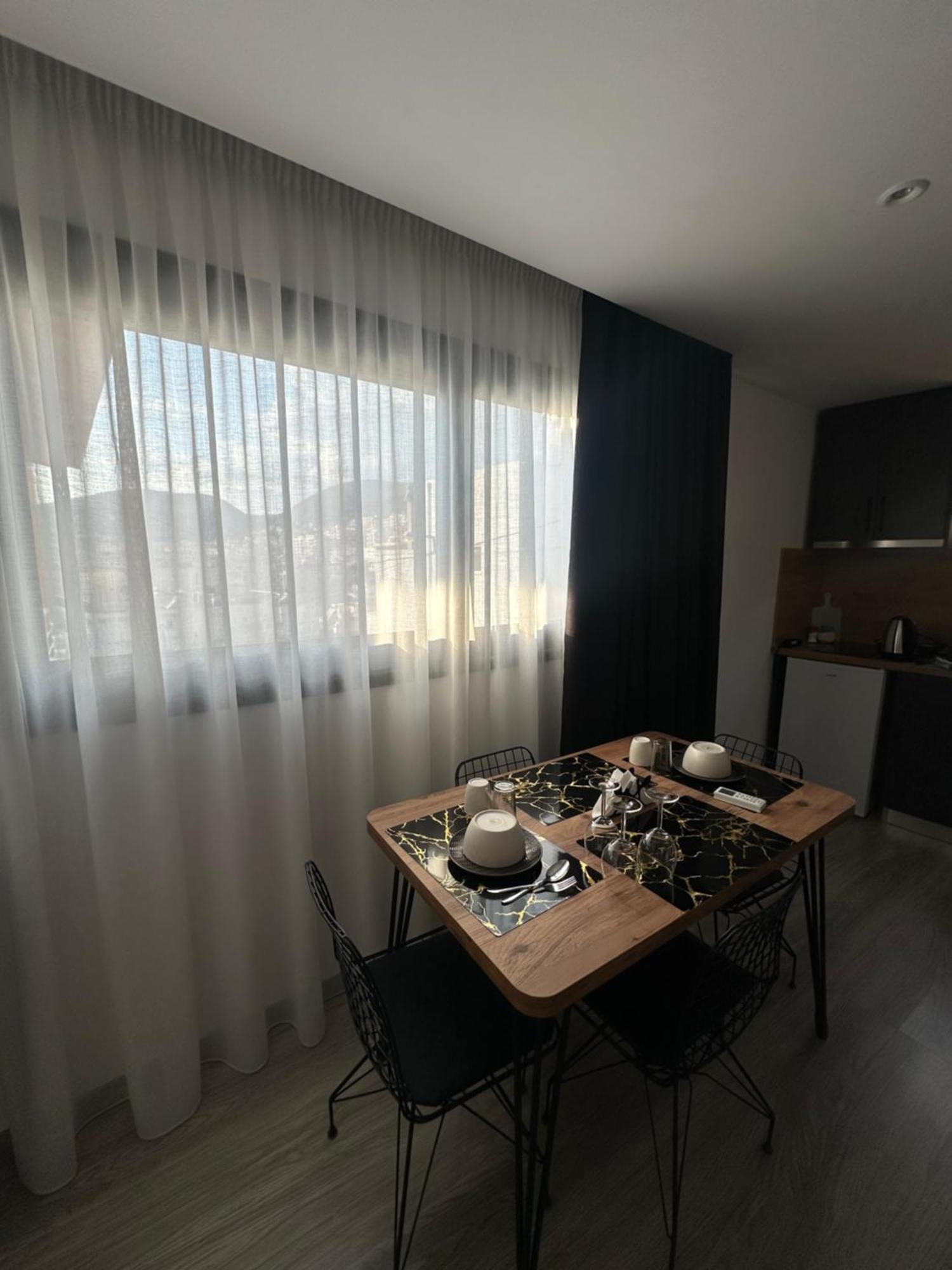 Io'S Apartments Sarande Exterior photo